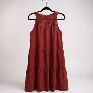 Chic Sleeveless Lace-Detail Dress in Rust